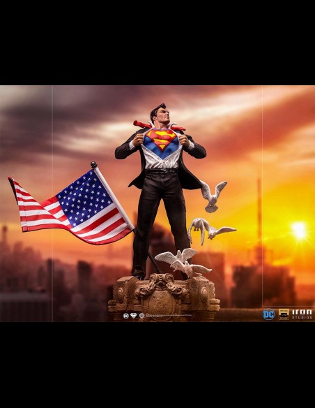IRON STUDIOS - Superman Clark Kent Deluxe 1/10 Statua
