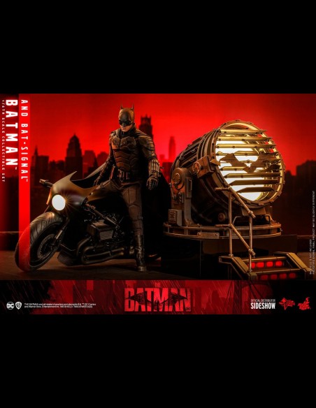 HOT TOYS - DC Comics: The Batman - Batman and Bat-Signal 1:6 Scale Figure Collectible Set